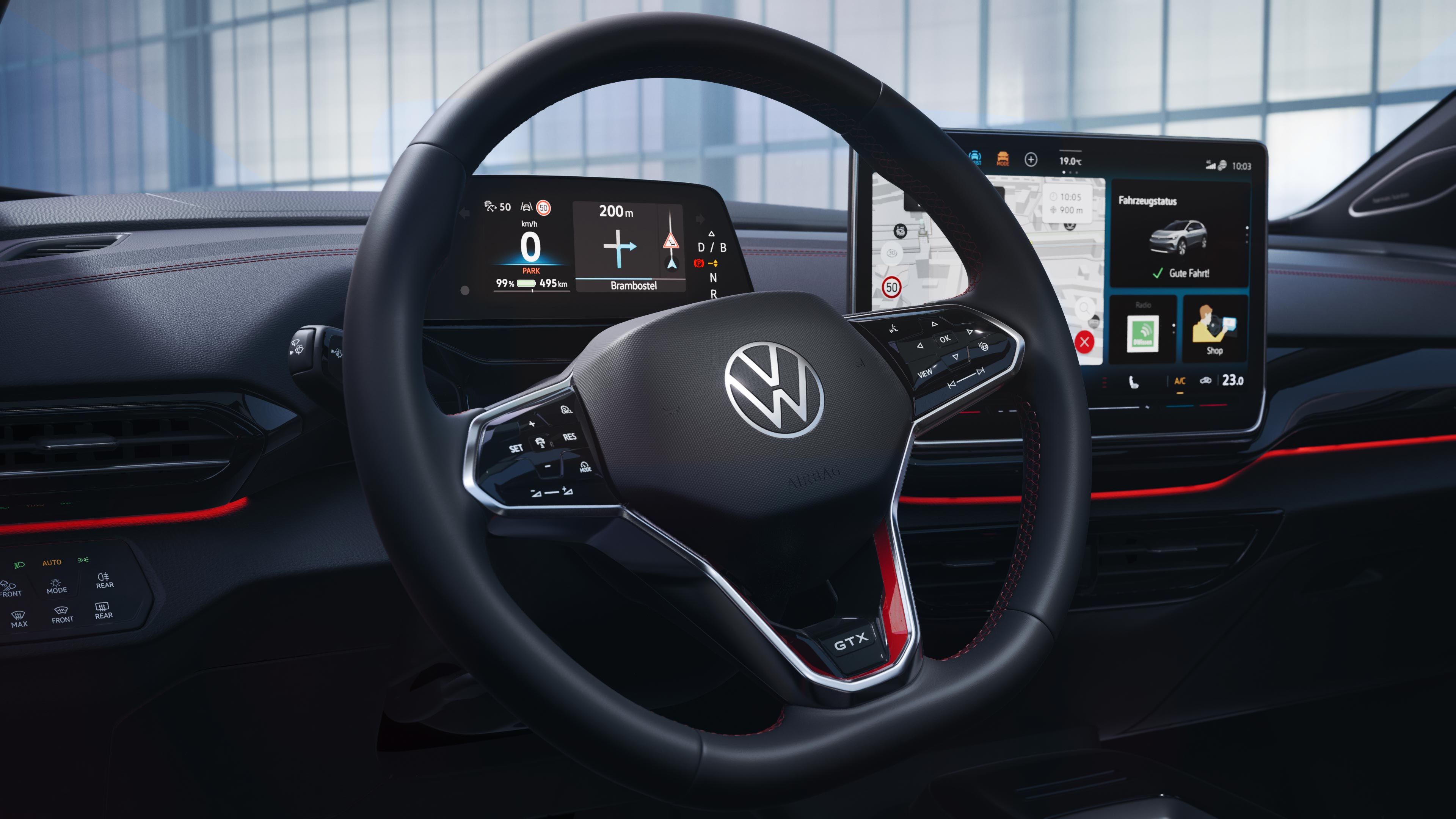 VW ID.4 GTX interiér. Pohľad na multifunkčný volant a systém infotainment.