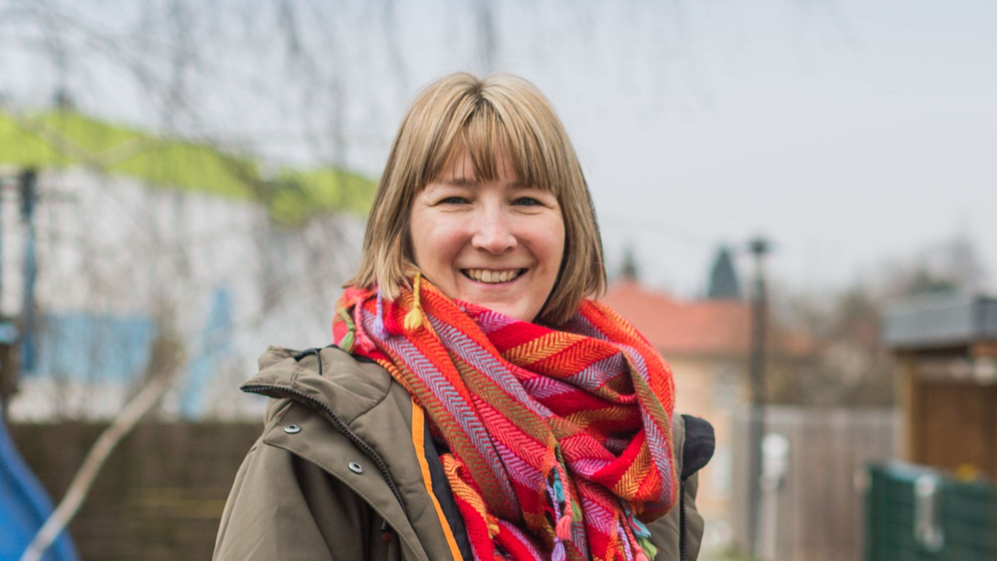 Malgorzata Ross vor einem Kinderspielplatz