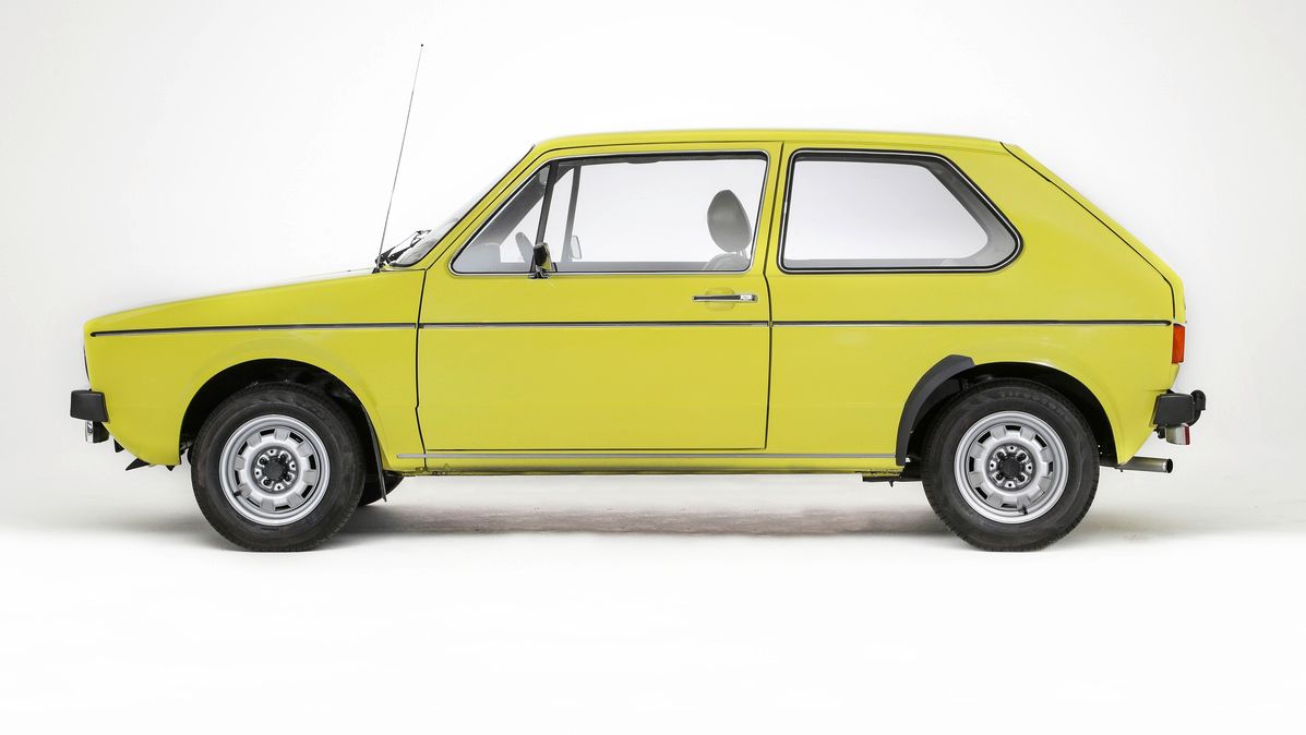 Der VW Golf 1 in gelb von der Seite