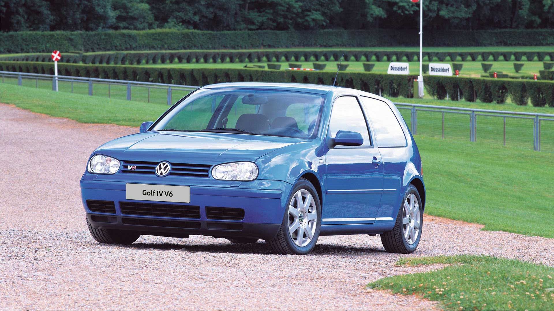 Ein VW Golf 4 V6 in blau schräg von vorne