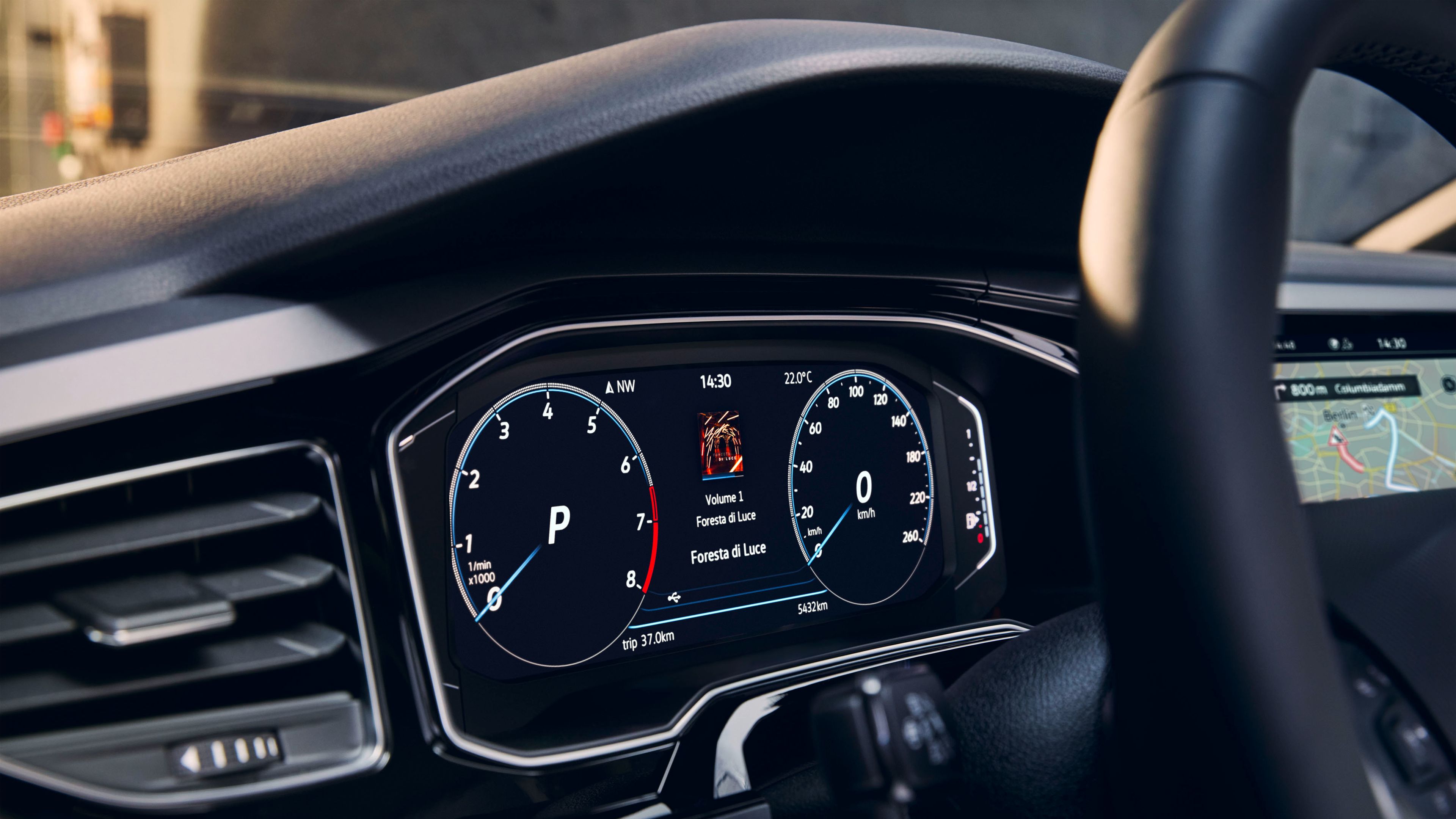 Detailaufnahme des optionalen Digital Cockpit Pro im VW Polo, darauf abgebildet sind unter anderem Tacho und Navigation.