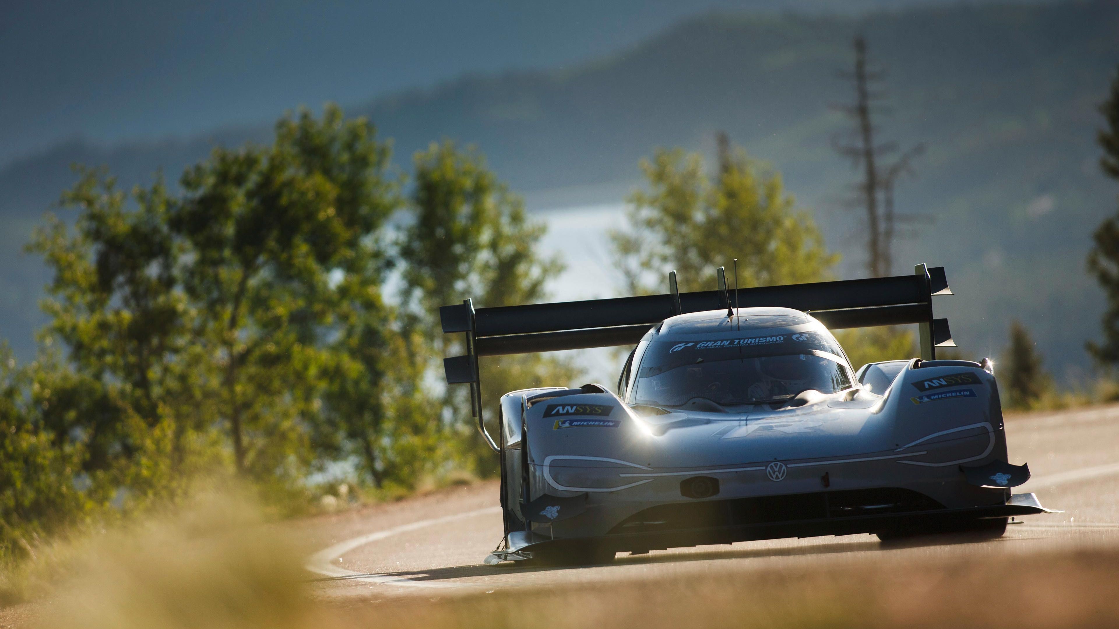 Der ID. R Pikes Peak in einer Kurve