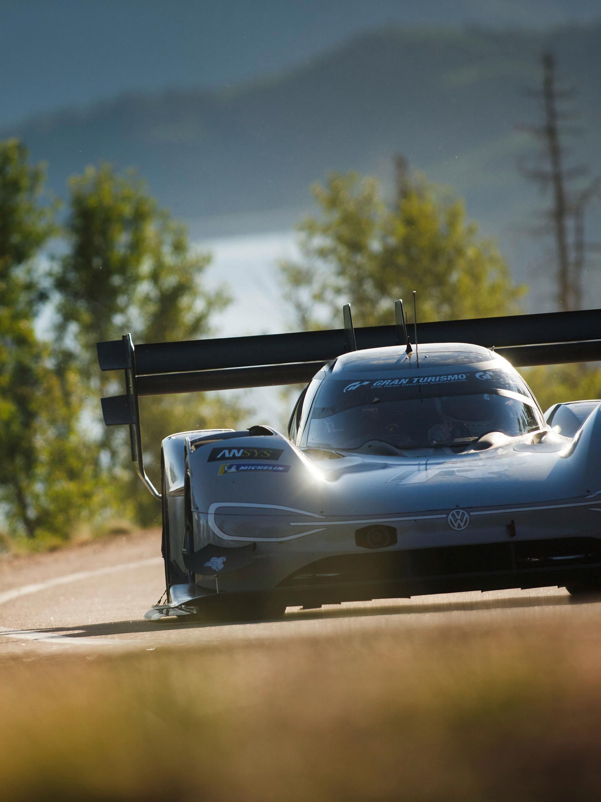 Der ID. R Pikes Peak in einer Kurve