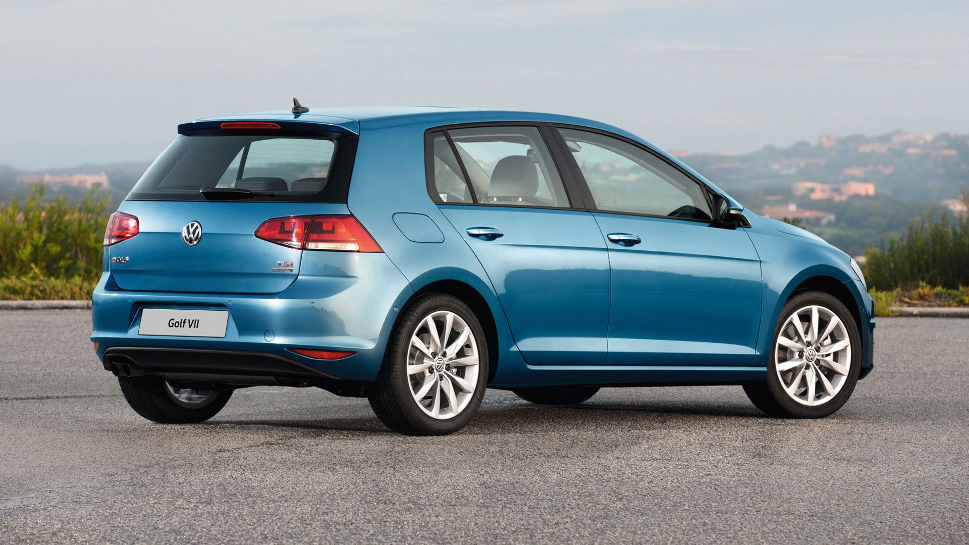 Der VW Golf 7 in blau von schräg hinten