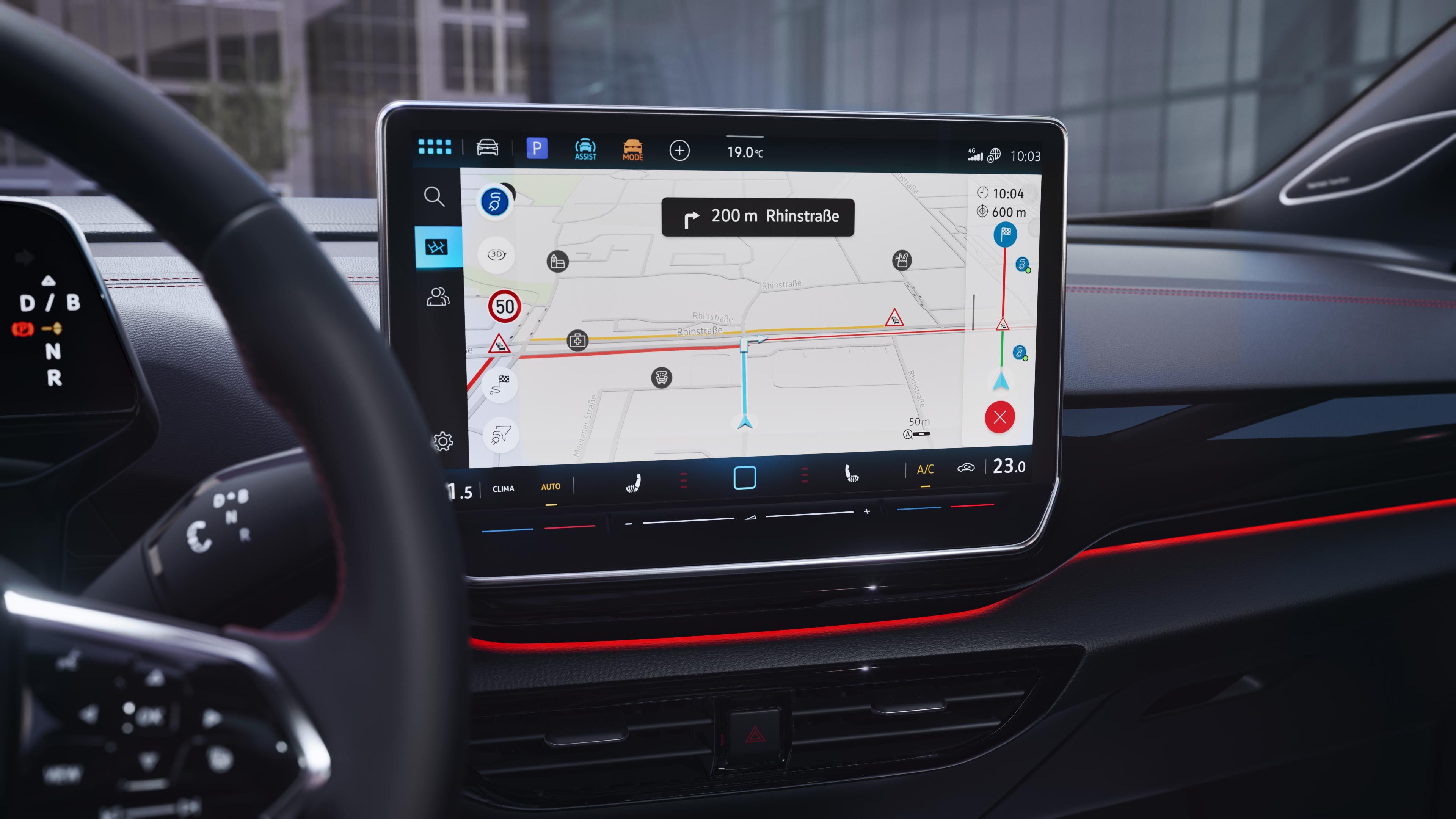 Detailný záber na displej systému infotainment vo VW ID.4 GTX. Na displeji sa zobrazuje navigačná mapa, hudobná skladba a ďalšie funkcie.