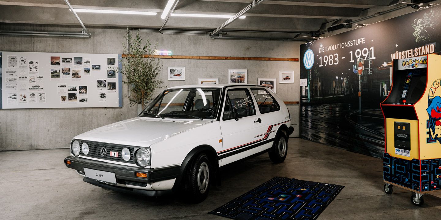 Ein weißer VW Golf 2 schräg von vorne