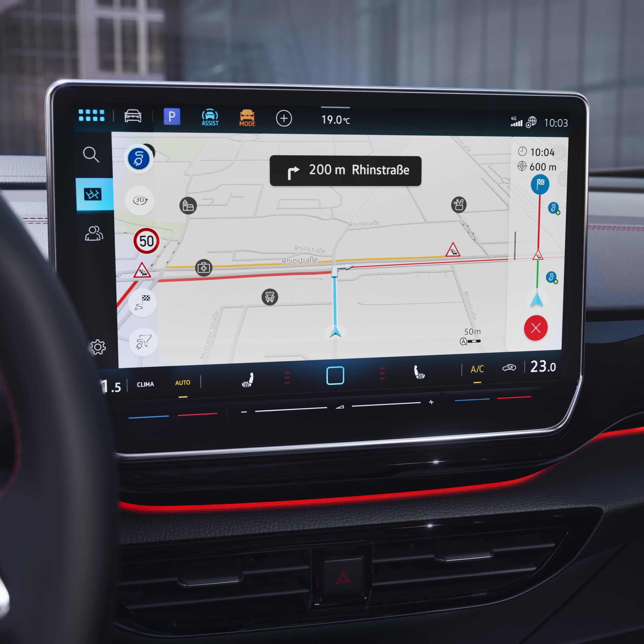 Detailný záber na displej systému infotainment vo VW ID.4 GTX. Na displeji sa zobrazuje navigačná mapa, hudobná skladba a ďalšie funkcie.