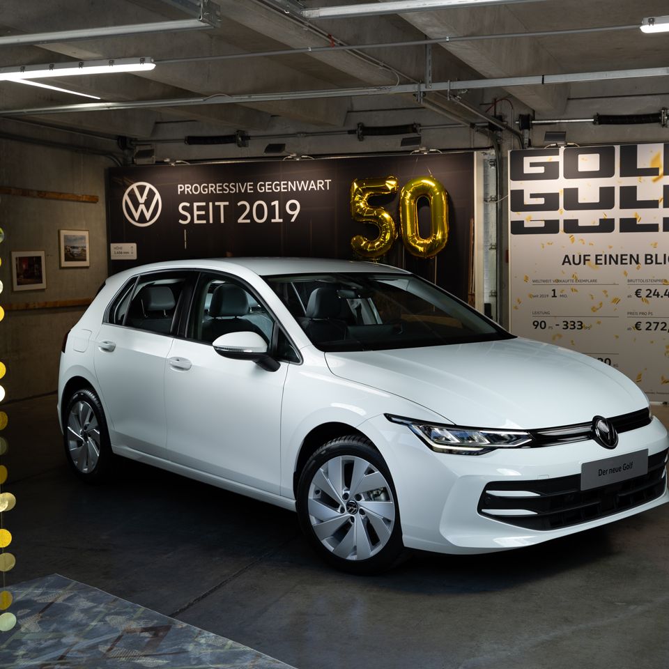 Ein weißer VW Golf 8 schräg von vorne