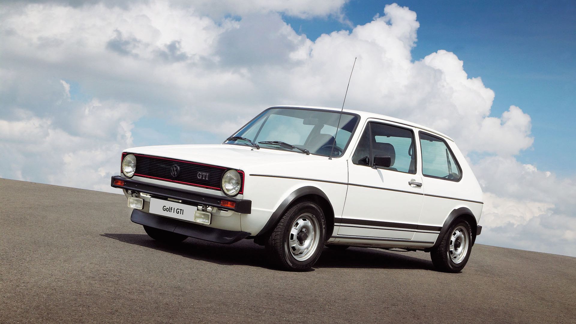 Der Golf 1 GTI in weiß schräg von vorne