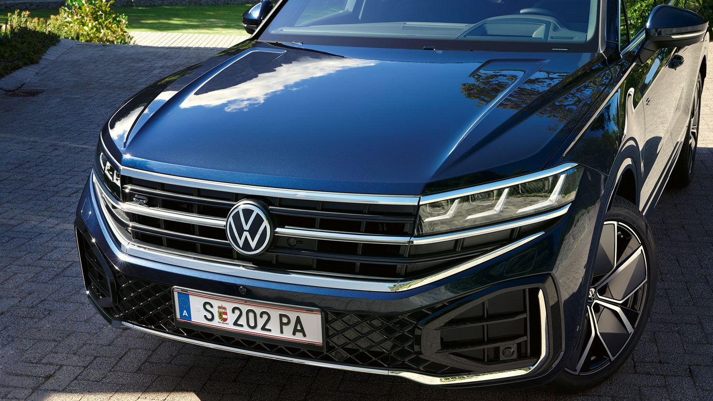 Blick auf die Front des VW Touareg R-Line mit HD-Matrix-Scheinwerfern.