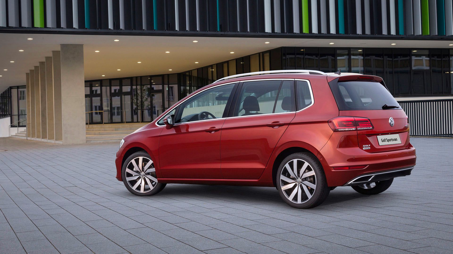 Der VW Golf Sportsvan in rot von schräg hinten