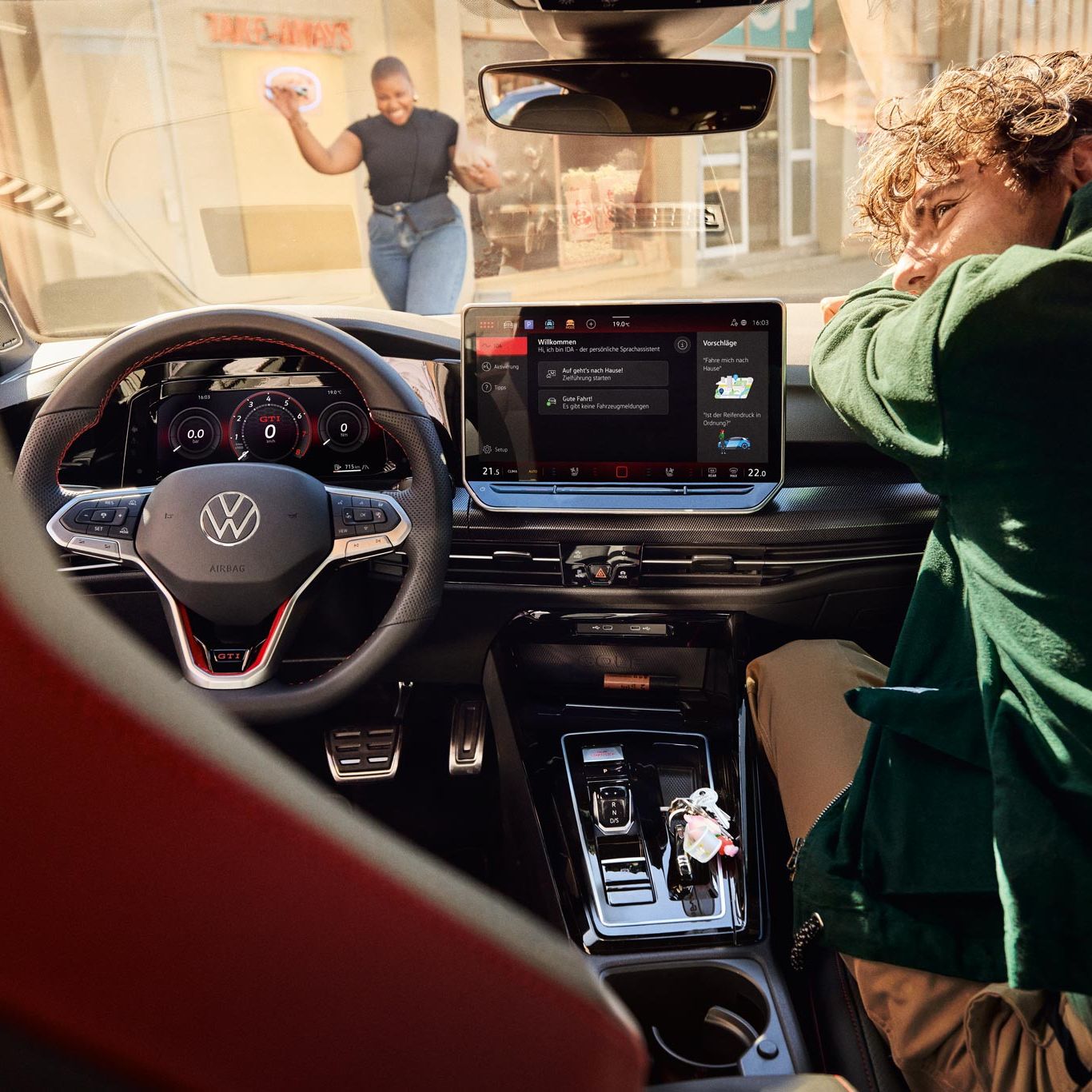 Pohľad do interiéru VW Golf s detailom na displej systému infotainment.