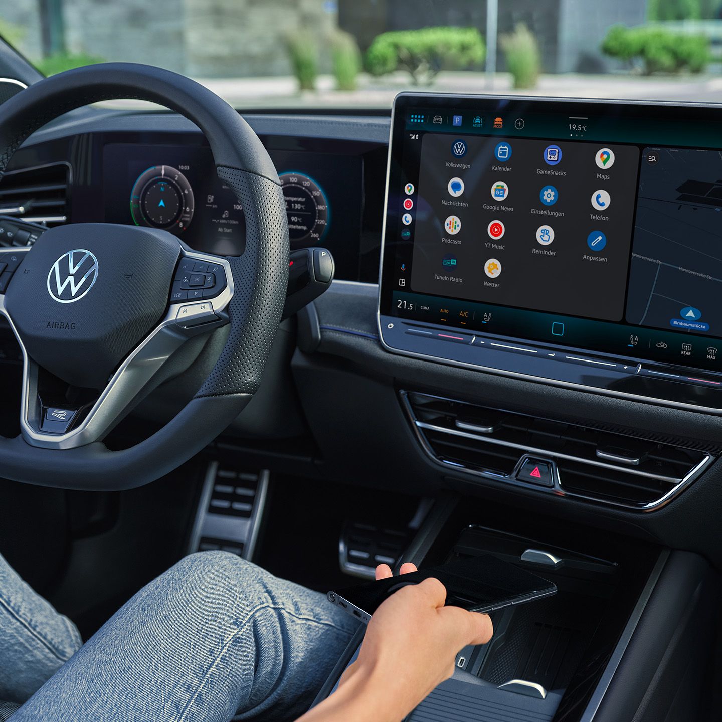 Detailný pohľad na displej infotainment systému VW Passast. 