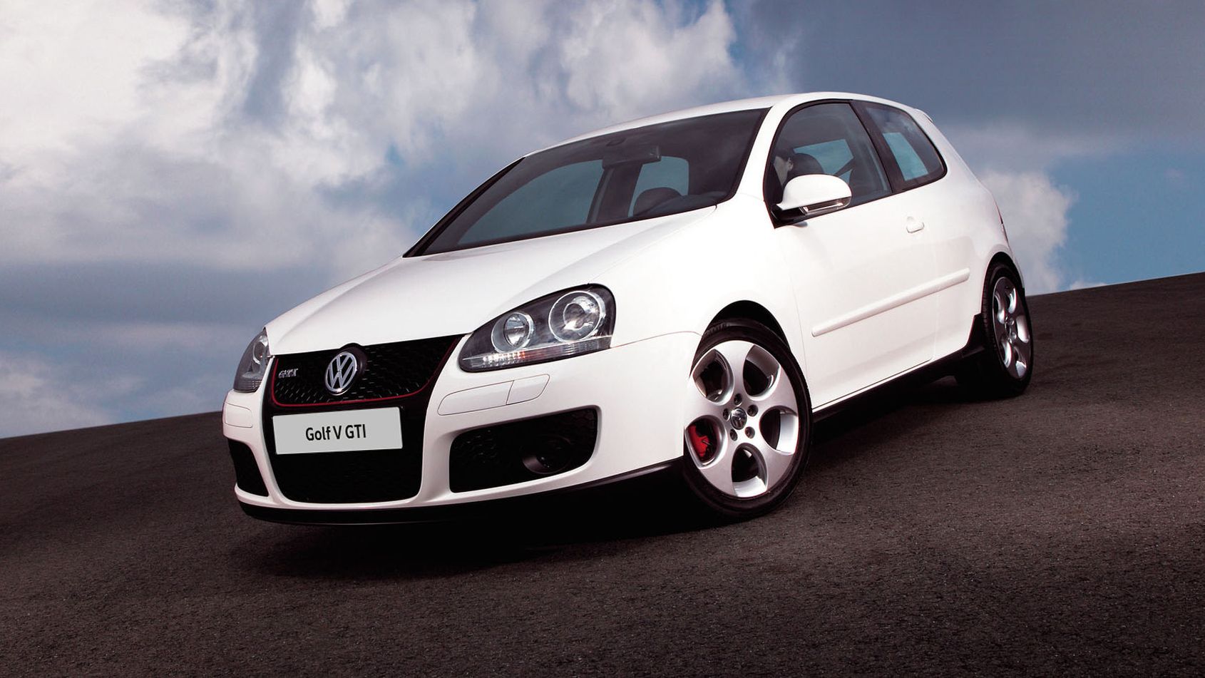 Ein weißer VW Golf 5 GTI schräg von vorne