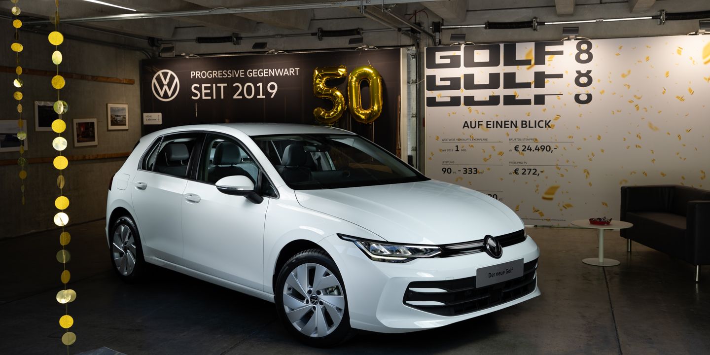 Ein weißer VW Golf 8 schräg von vorne