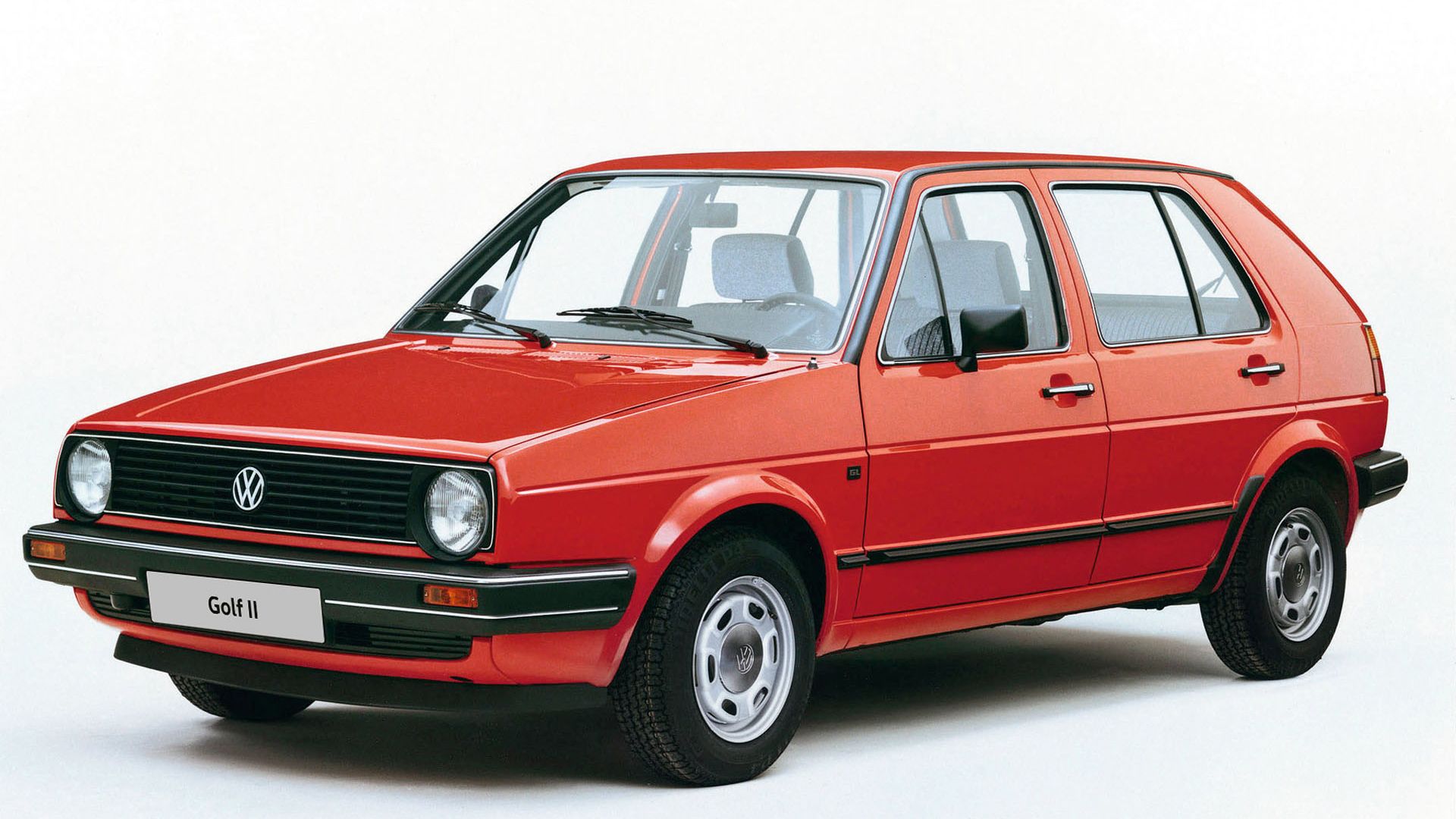 Der VW Golf 2 in rot schräg von vorne