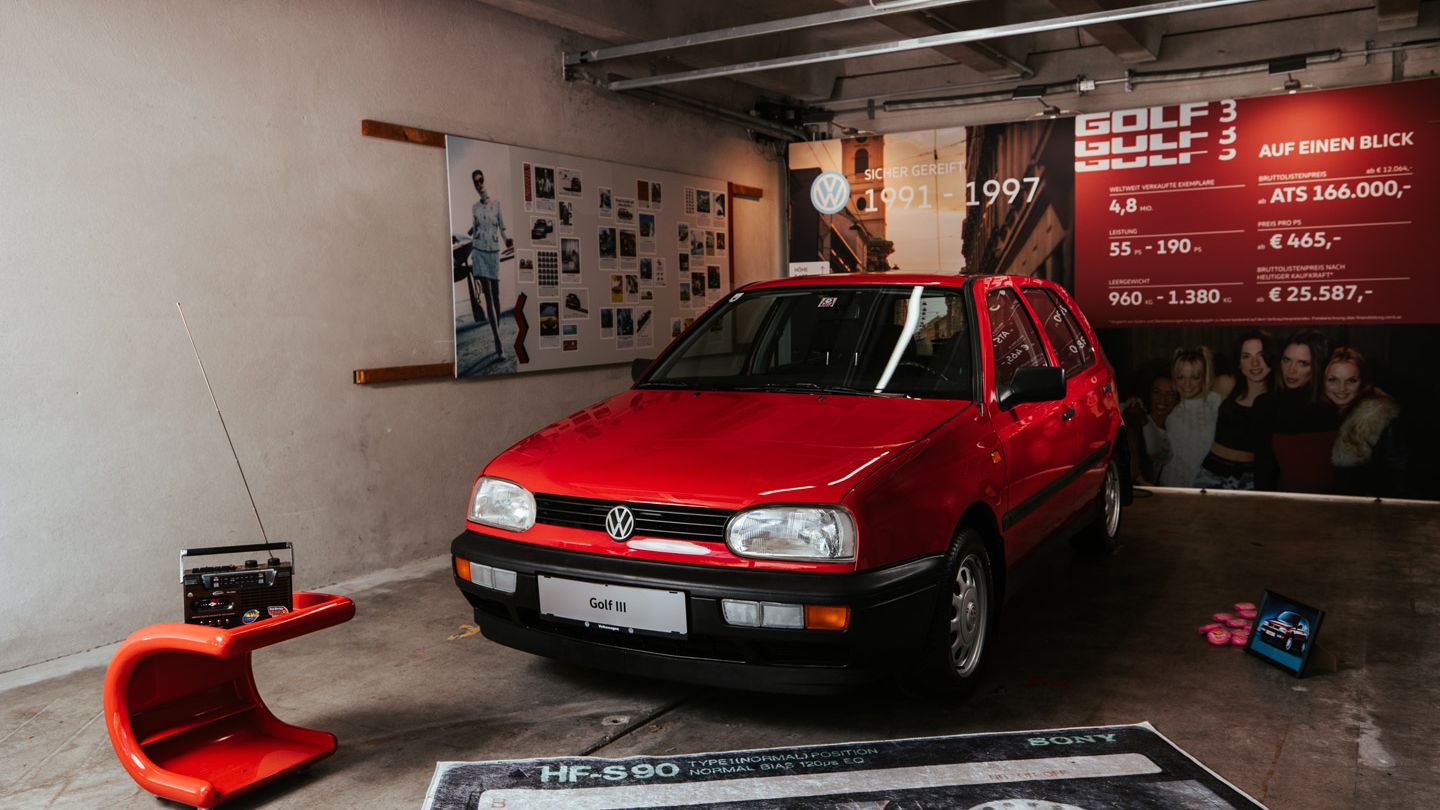 Ein roter VW Golf 3 schräg von vorne