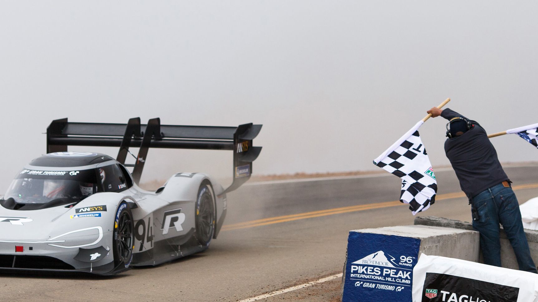 Die Zielflagge für den ID. R Pikes Peak