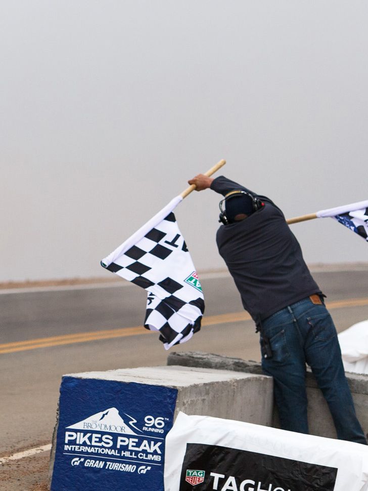 Die Zielflagge für den ID. R Pikes Peak