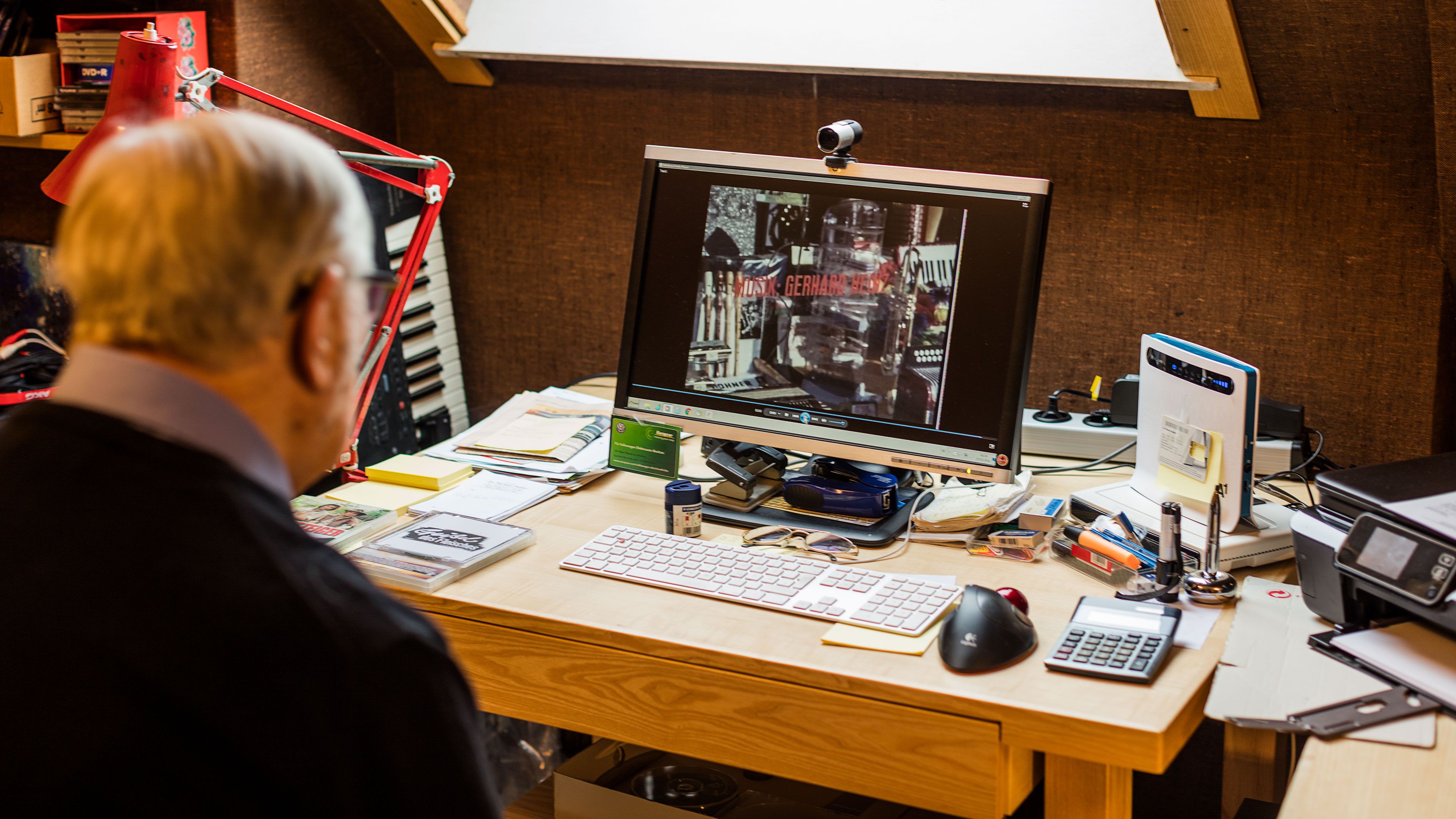 Gerhard Heinz an seinem Schreibtisch mit Computer