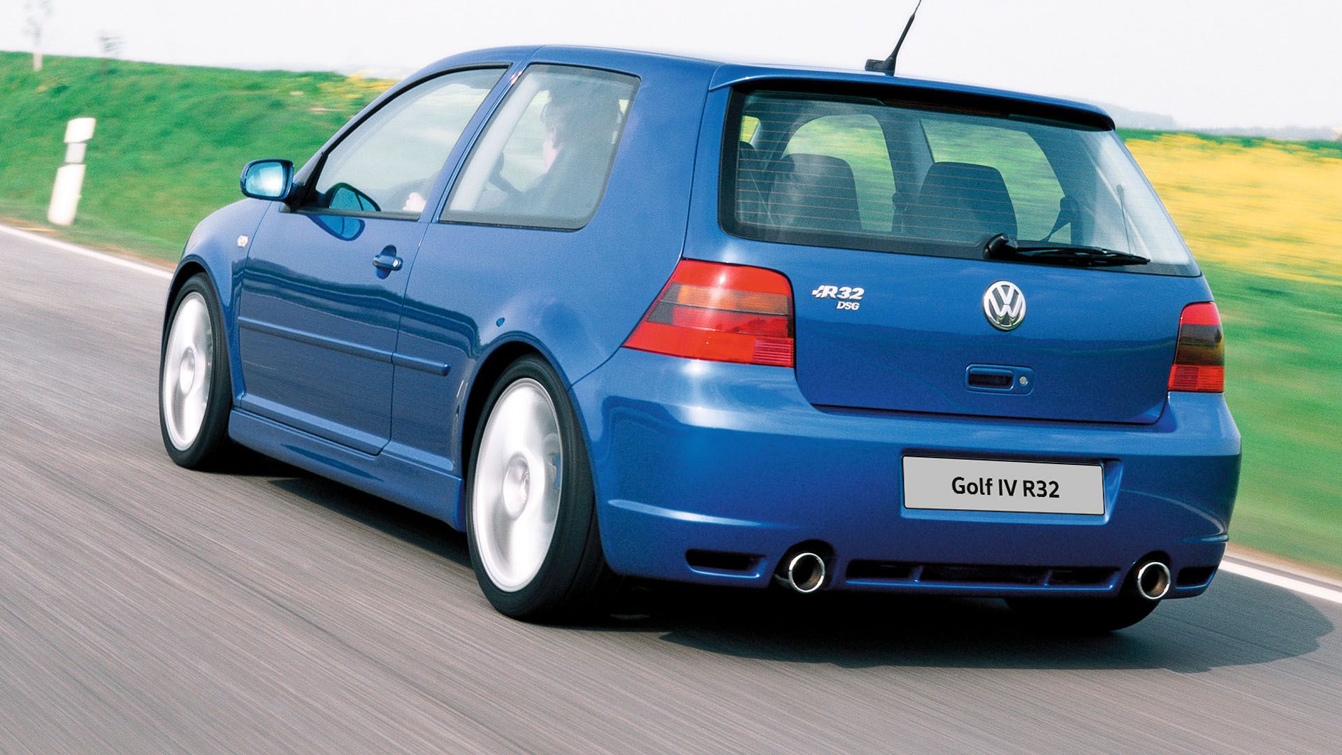 Ein blauer VW Golf 4 R32 schräg von hinten