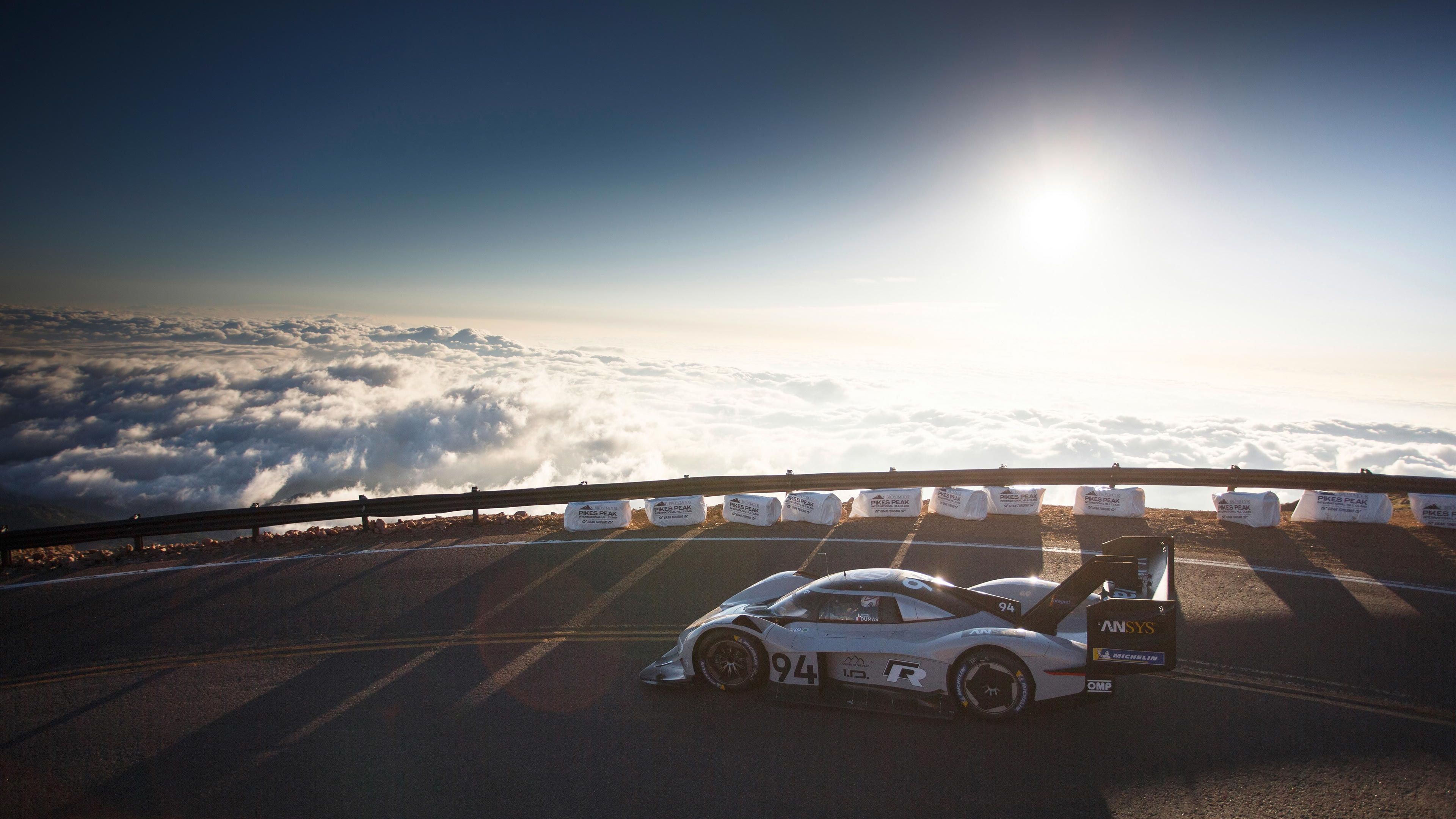 Der ID. R Pikes Peak auf einem Streckenabschnitt über den Wolken