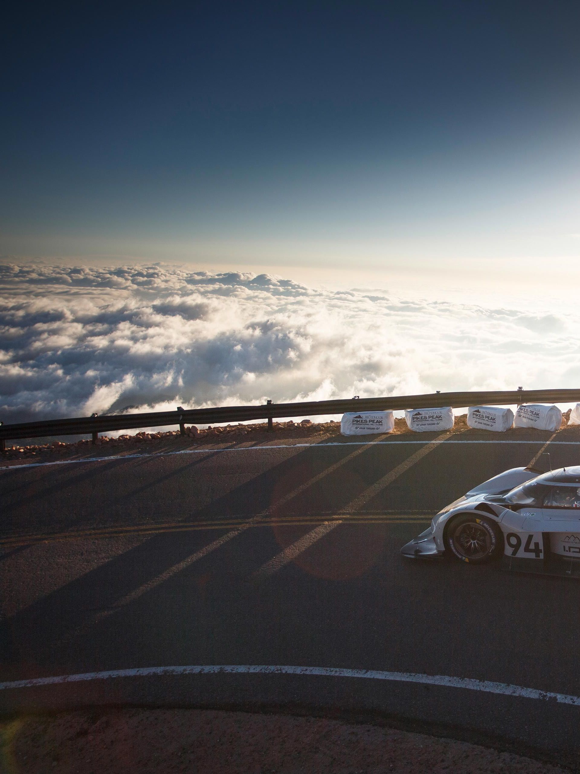 Der ID. R Pikes Peak auf einem Streckenabschnitt über den Wolken