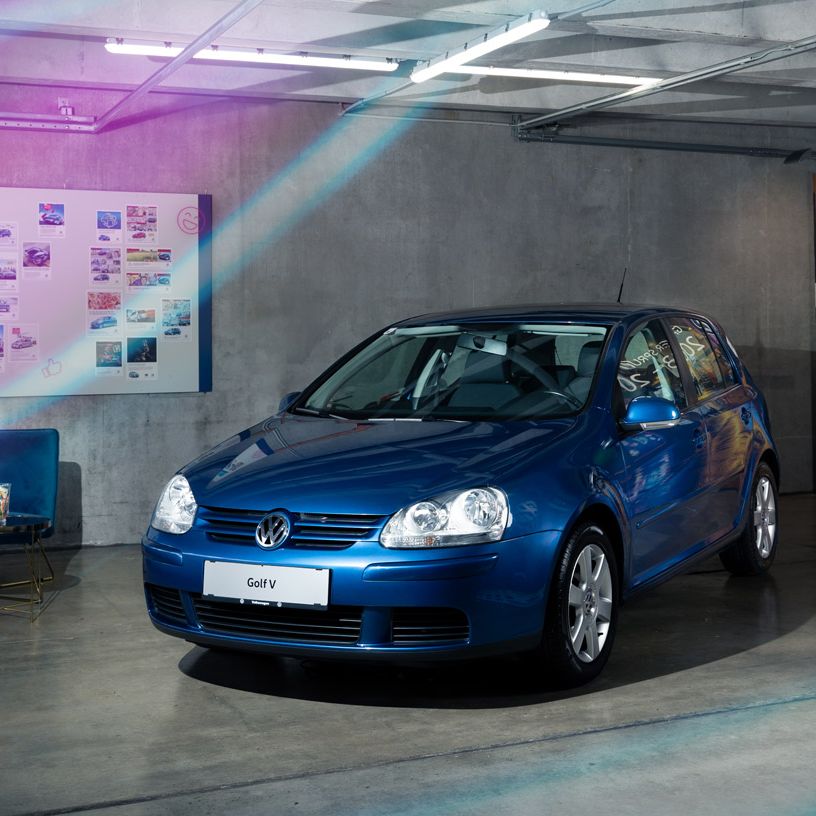 Ein blauer VW Golf 5 schräg von vorne