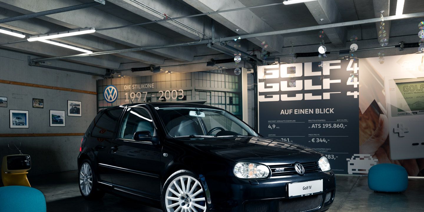 Ein schwarzer VW Golf 4 schräg von vorne