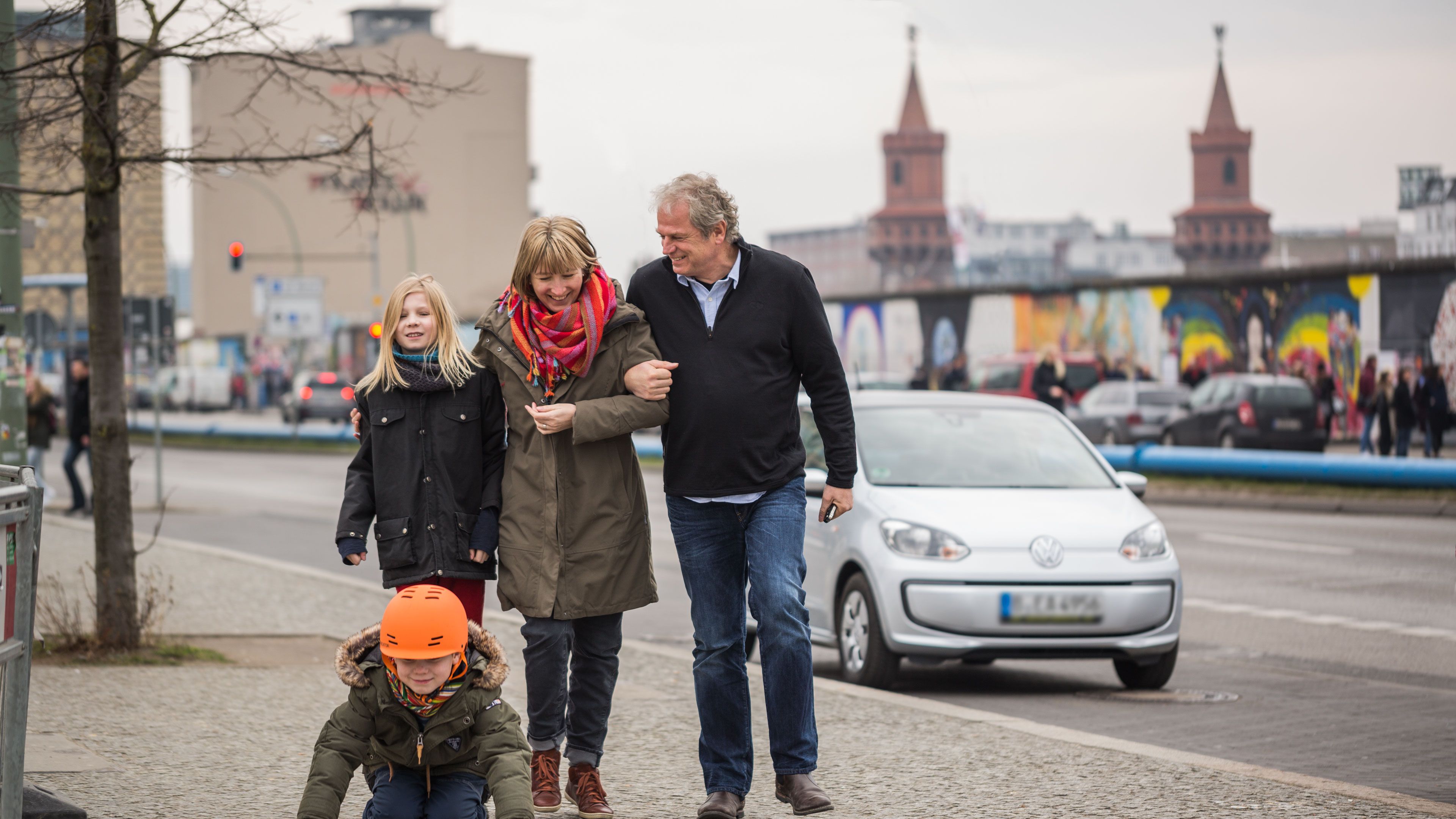 Familie Ross vor ihrem e-up!