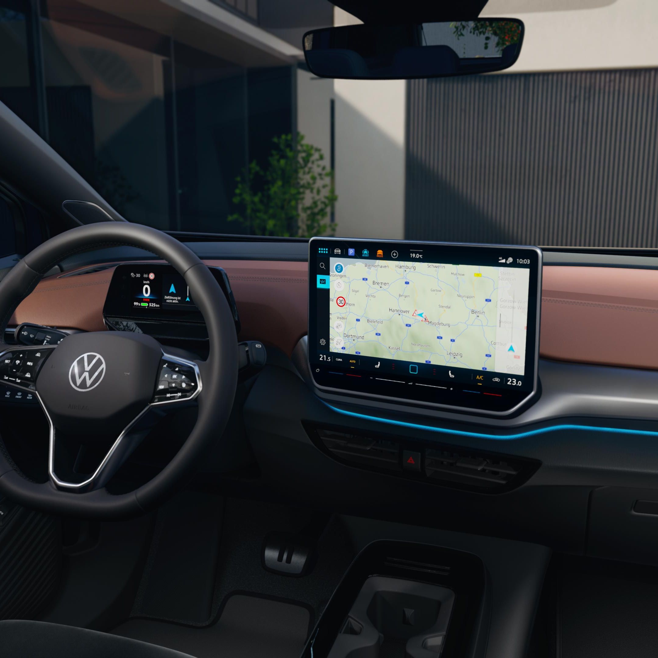 Detail displeja systému infotainment vo VW ID.4. Na displeji je zobrazená navigačná mapa.