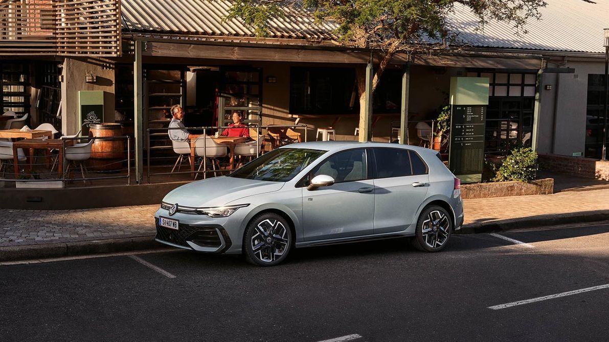 Der neue Golf GTE parkt an einem Straßenrand neben einem Café.