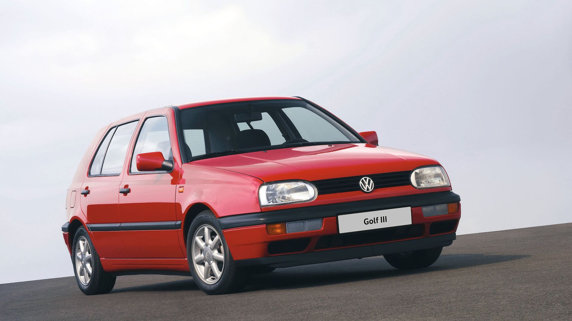 Der VW Golf 3 in rot schräg von vorne